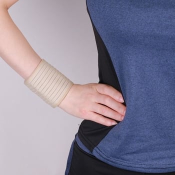 Edzéshez tervezett csuklóvédő — kompressziós, elasztikus csuklópánt, könnyű, poliészter rost, univerzális illeszkedés