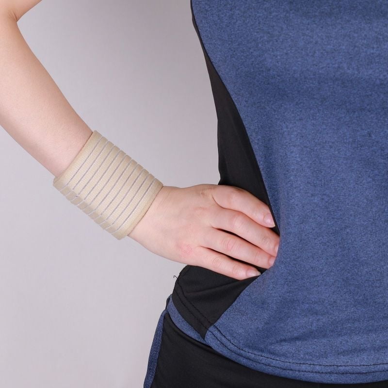 Edzéshez tervezett csuklóvédő — kompressziós, elasztikus csuklópánt, könnyű, poliészter rost, univerzális illeszkedés