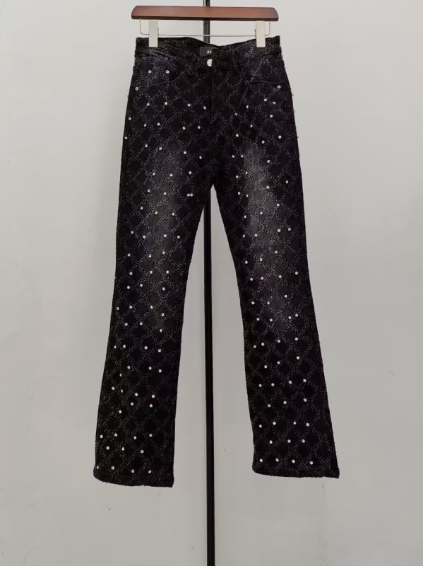 Patchworkos farmernadrág, karcsúsított fazon, középmagas derekú, cipzáras záródás, enyhe elasztikusság