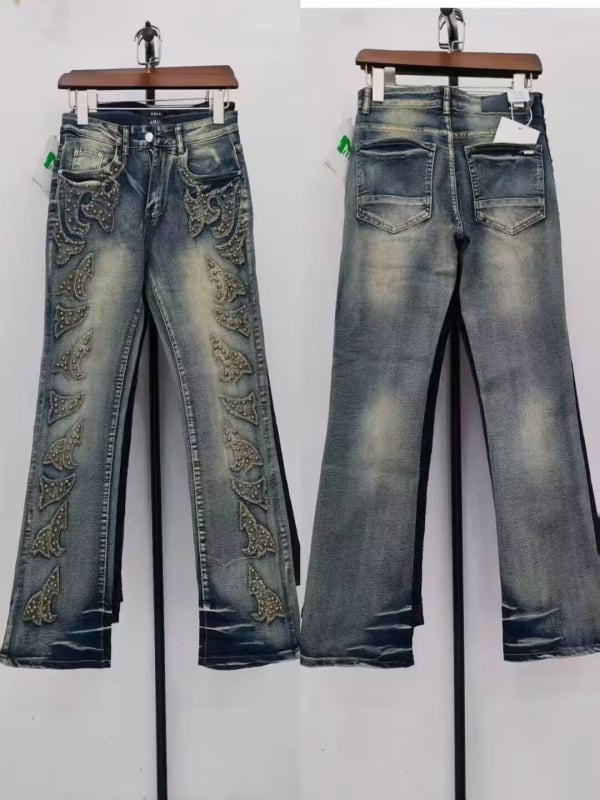 Patchworkos farmernadrág, karcsúsított fazon, középmagas derekú, cipzáras záródás, enyhe elasztikusság