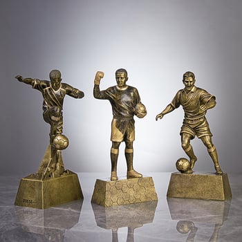 Gyanta karakter-szobor futball- és kosárlabda figurákkal asztali díszítéshez – kreatív dekoráció, ajándék