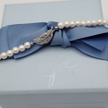 Gyöngy karkötő – levél alakú, női, egyszerű, gyöngyökkel készült ékszer, 2025 tél kiadás