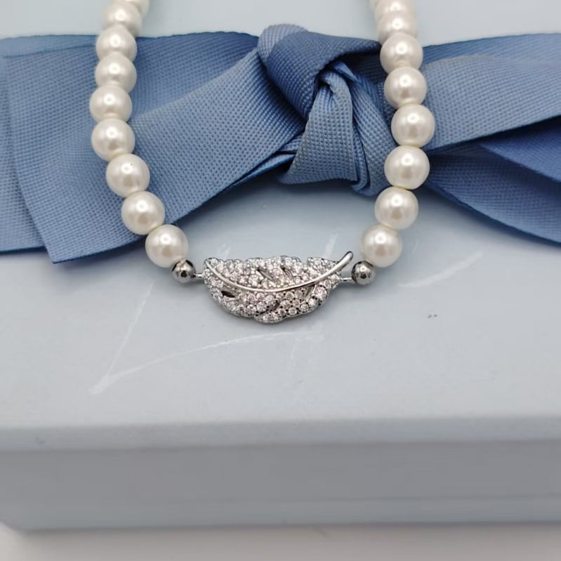 Gyöngy karkötő – levél alakú, női, egyszerű, gyöngyökkel készült ékszer, 2025 tél kiadás