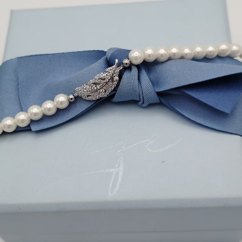 Gyöngy karkötő – levél alakú, női, egyszerű, gyöngyökkel készült ékszer, 2025 tél kiadás