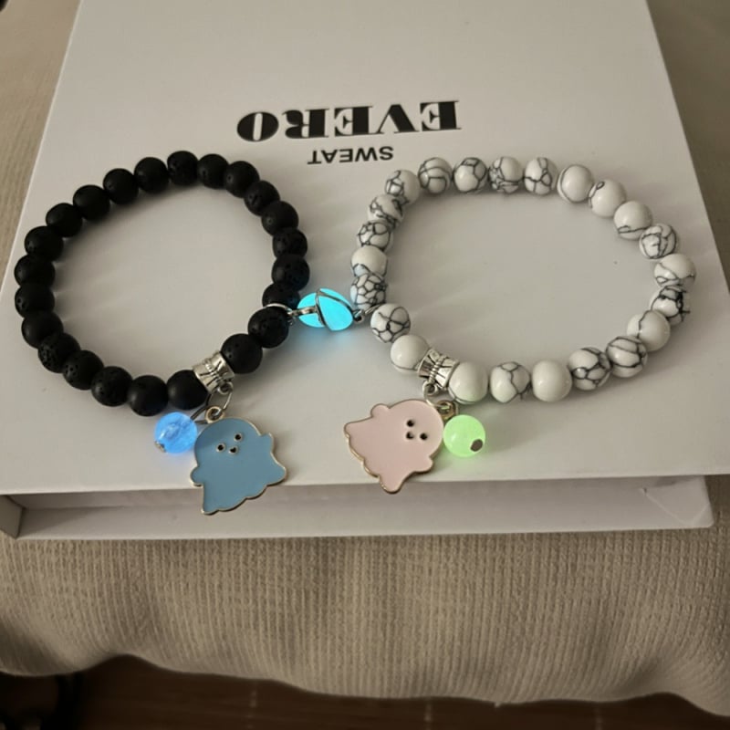 Karkötő – vulkanikus kő, semleges stílus, nyár 2024, személyes tendencia, kézre szóló ékszer