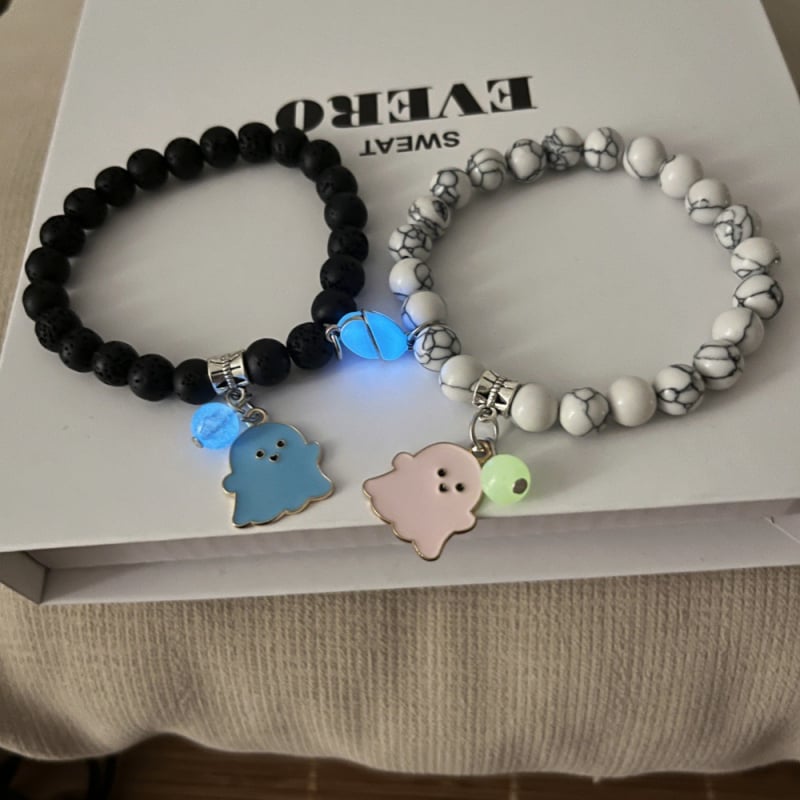 Karkötő – vulkanikus kő, semleges stílus, nyár 2024, személyes tendencia, kézre szóló ékszer