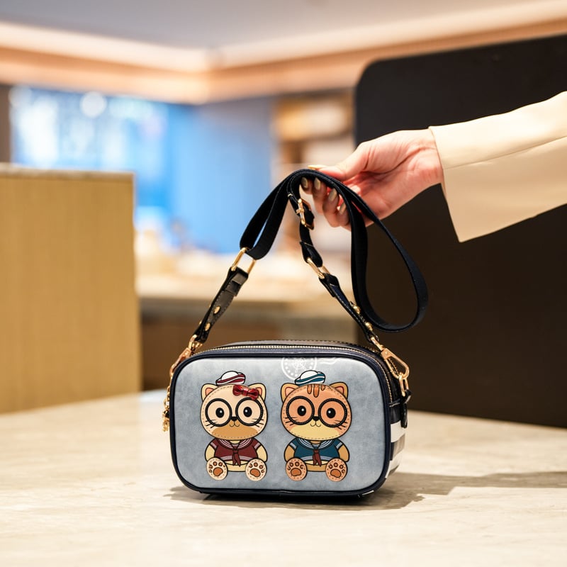 PU-anyagú kamera-stílusú crossbody táska, vízszintes négyzet alakú, cipzáras nyitás, belső cipzáras zseb és rekeszek, egy vállpánt