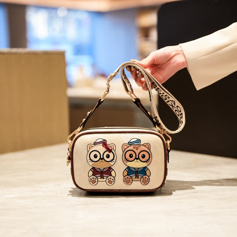 PU-anyagú kamera-stílusú crossbody táska, vízszintes négyzet alakú, cipzáras nyitás, belső cipzáras zseb és rekeszek, egy vállpánt