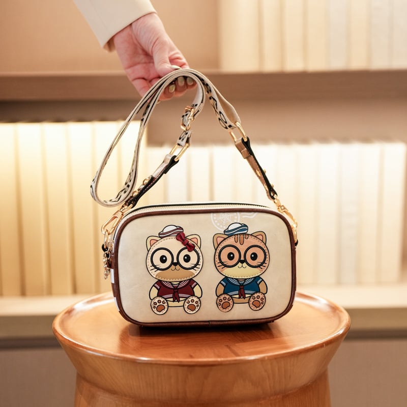 PU-anyagú kamera-stílusú crossbody táska, vízszintes négyzet alakú, cipzáras nyitás, belső cipzáras zseb és rekeszek, egy vállpánt