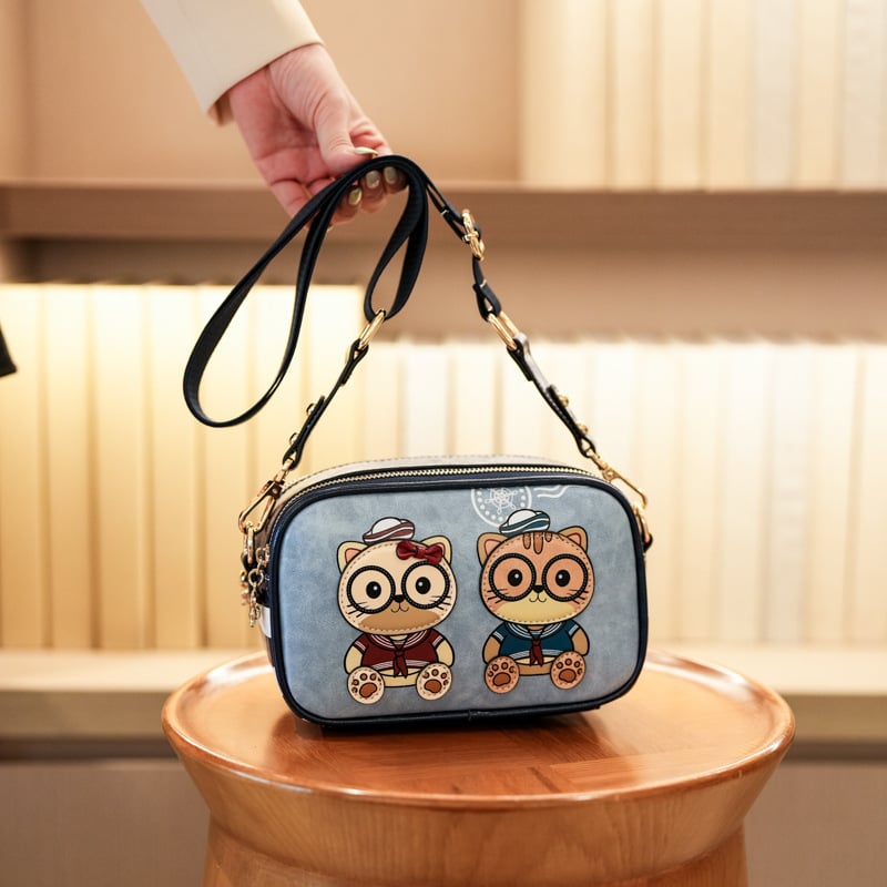 PU-anyagú kamera-stílusú crossbody táska, vízszintes négyzet alakú, cipzáras nyitás, belső cipzáras zseb és rekeszek, egy vállpánt