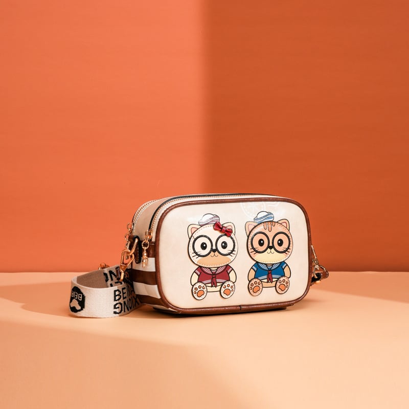 PU-anyagú kamera-stílusú crossbody táska, vízszintes négyzet alakú, cipzáras nyitás, belső cipzáras zseb és rekeszek, egy vállpánt