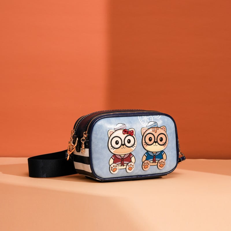 PU-anyagú kamera-stílusú crossbody táska, vízszintes négyzet alakú, cipzáras nyitás, belső cipzáras zseb és rekeszek, egy vállpánt