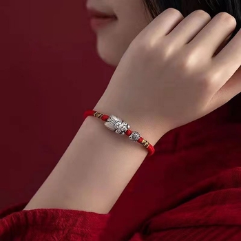 Kézzel szőtt karkötő ezüst bevonattal, retro ihletésű, magas minőségű kiegészítő, pár-stílus, kínai stílus (Anyag: réz-plasztik; Feldolgozás: elektroplating; Stílus: pár, kínai; Forma: állat/állatöv; Kategória: kézrevaló)