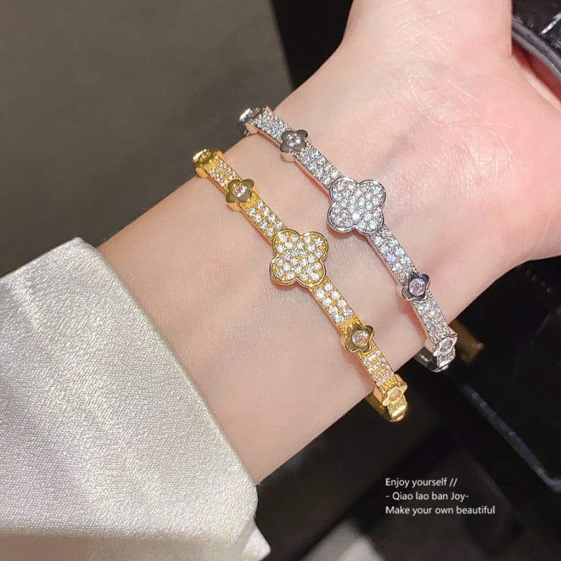 Virágdíszes csattal ellátott karkötő, 18K aranyozott cirkon, réz anyag, súly 11,7 g