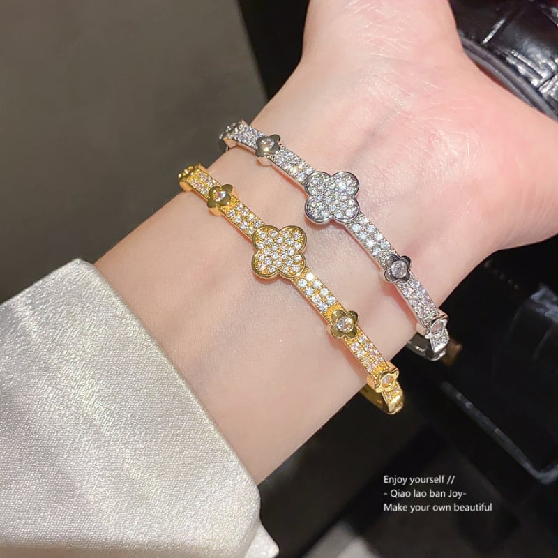 Virágdíszes csattal ellátott karkötő, 18K aranyozott cirkon, réz anyag, súly 11,7 g