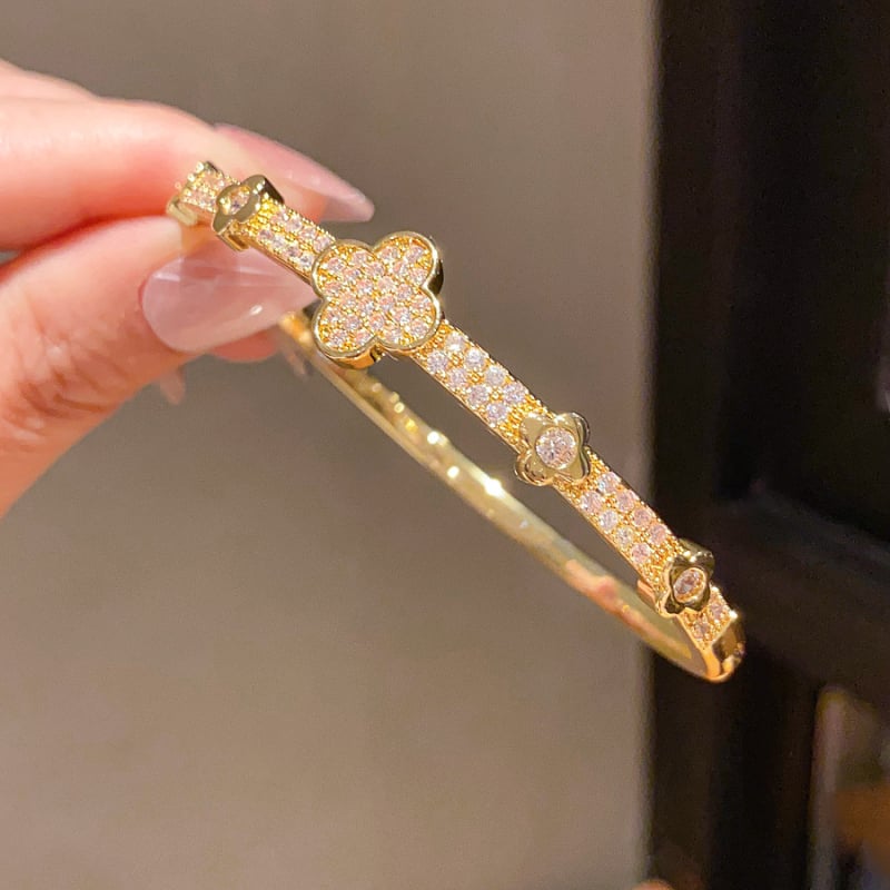 Virágdíszes csattal ellátott karkötő, 18K aranyozott cirkon, réz anyag, súly 11,7 g