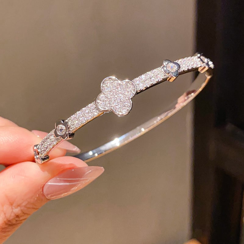 Virágdíszes csattal ellátott karkötő, 18K aranyozott cirkon, réz anyag, súly 11,7 g