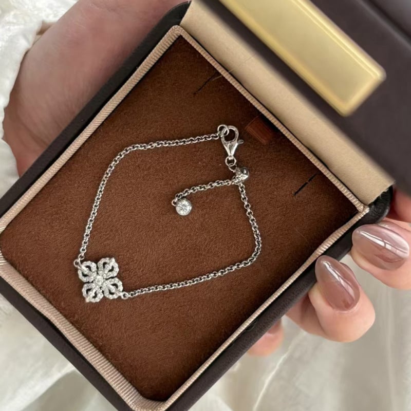 Női karkötő rézötvözetből, virágmotívummal és négylevelű lóherével, elektroplattálás, könnyed luxus stílus, 2025 tavasz