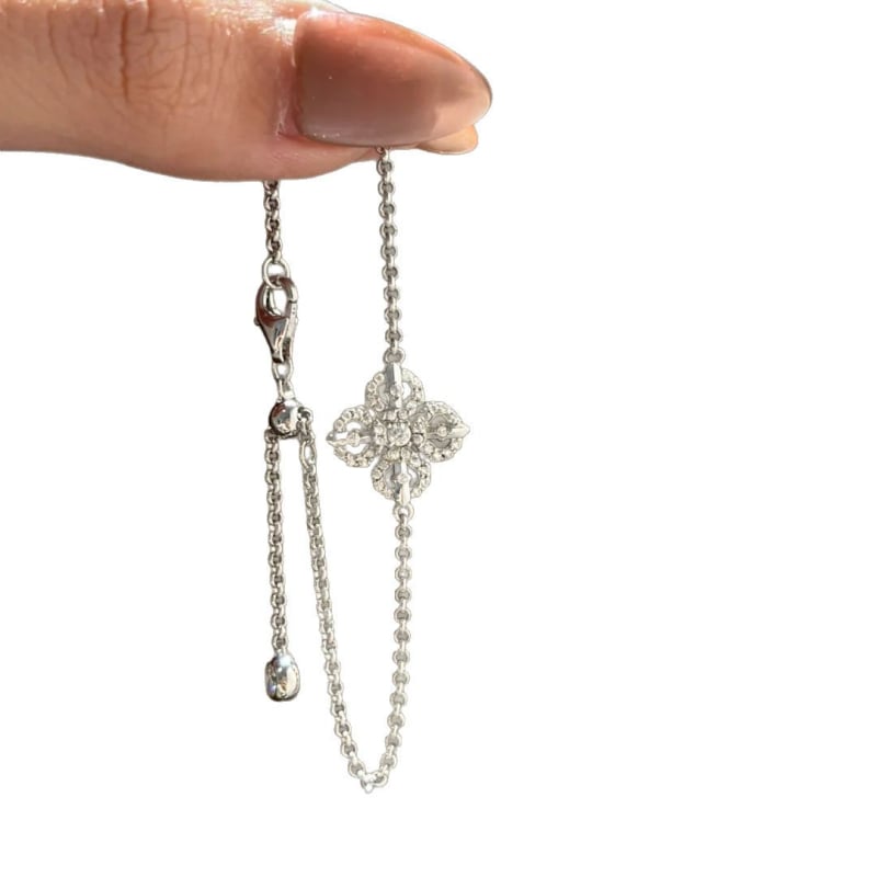 Női karkötő rézötvözetből, virágmotívummal és négylevelű lóherével, elektroplattálás, könnyed luxus stílus, 2025 tavasz