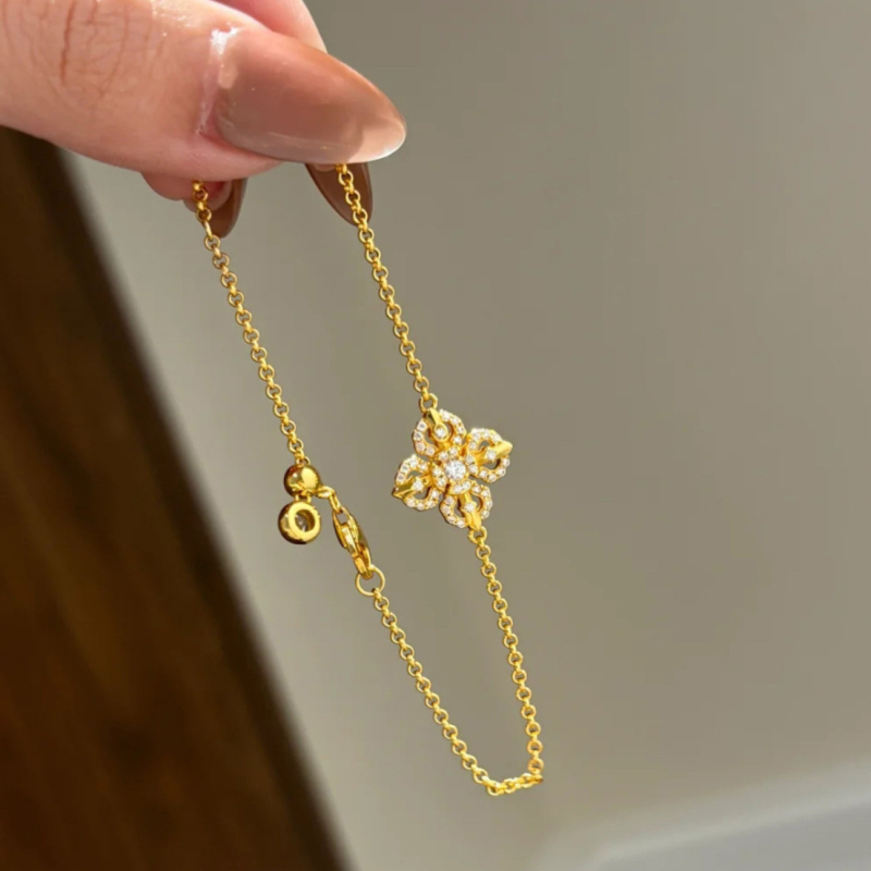 Női karkötő rézötvözetből, virágmotívummal és négylevelű lóherével, elektroplattálás, könnyed luxus stílus, 2025 tavasz