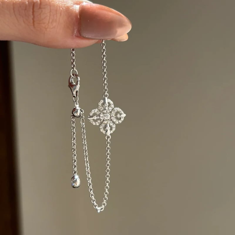 Női karkötő rézötvözetből, virágmotívummal és négylevelű lóherével, elektroplattálás, könnyed luxus stílus, 2025 tavasz