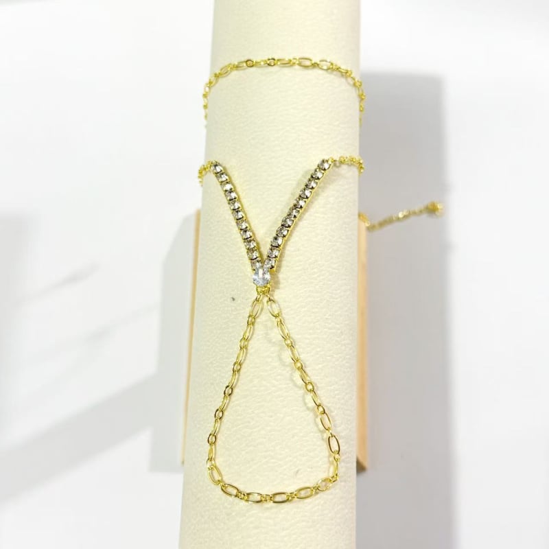 Kézre erősített lánc karkötő V- alakú rhinestone díszítéssel – geometriás kialakítás, egyszerű női stílus (Anyag: Rhinestone; Feldolgozás: Electroplating; Forma: Geometriai; Stílus: Nők; Bevezetés: Spring 2025)