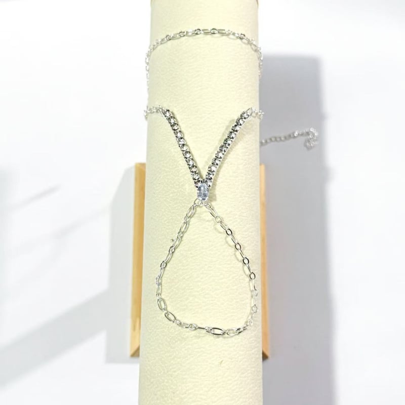 Kézre erősített lánc karkötő V- alakú rhinestone díszítéssel – geometriás kialakítás, egyszerű női stílus (Anyag: Rhinestone; Feldolgozás: Electroplating; Forma: Geometriai; Stílus: Nők; Bevezetés: Spring 2025)