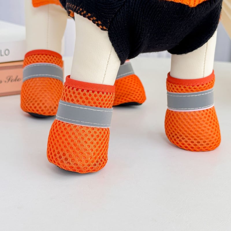 Kis- és közepes méretű kutyáknak, légáteresztő hálós felső, fényvisszaverő elemek, talp TPR és marhaín alap, csúszásmentes, kopásálló