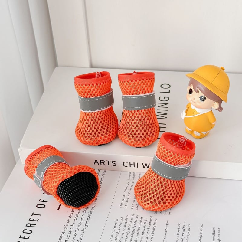 Kis- és közepes méretű kutyáknak, légáteresztő hálós felső, fényvisszaverő elemek, talp TPR és marhaín alap, csúszásmentes, kopásálló