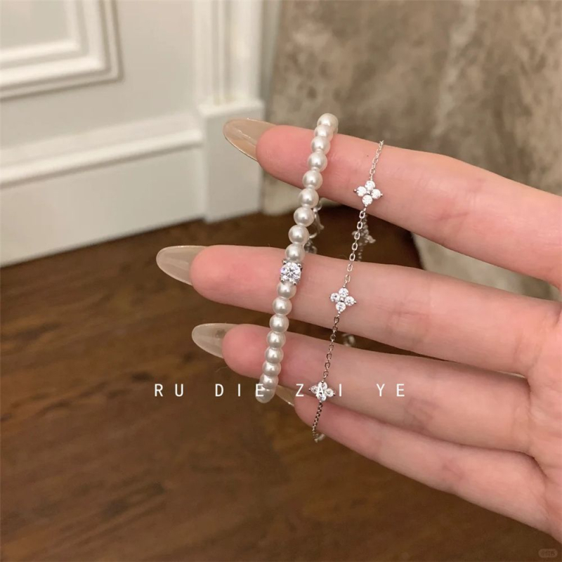 Kézrevaló karkötő ezüst bevonattal, édes stílus (Anyag: Silver plated; Eredet: Jinhua; Kiadás ideje: 2025 nyár; Stílus: Sweet; Kategória: Kézhez tartozó kiegészítők)