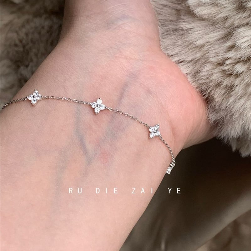 Kézrevaló karkötő ezüst bevonattal, édes stílus (Anyag: Silver plated; Eredet: Jinhua; Kiadás ideje: 2025 nyár; Stílus: Sweet; Kategória: Kézhez tartozó kiegészítők)