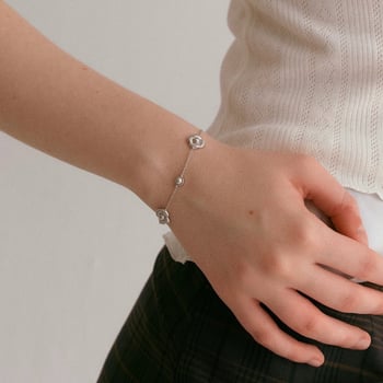 Ötvözetből készült Camellia virág karkötő, elektroplatírozott bevonattal, női irodai stílusú kézrevaló ékszer