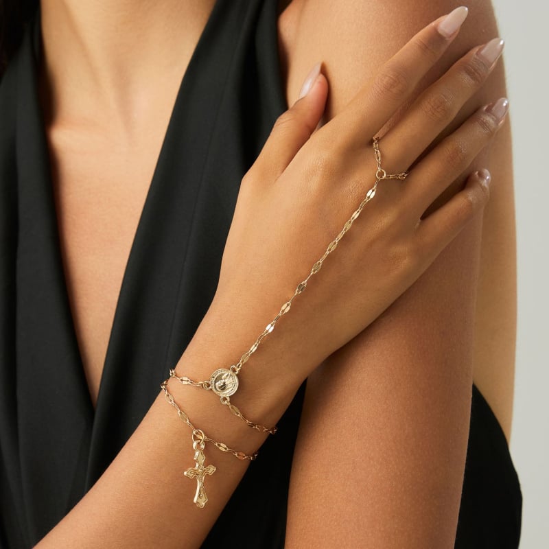 Női kézlánc karkötő keresztmedállal, réz lánc és cinkötvözet medál, elektroplakált felülettel, minimalist geometriai dizájn