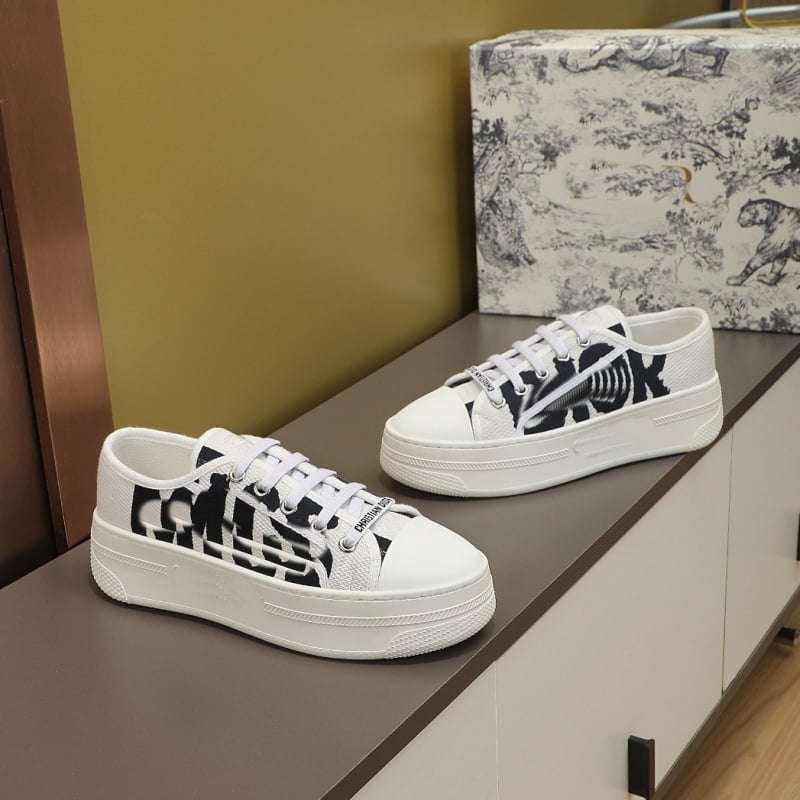 Καμβαϊκά αθλητικά παπούτσια με κέντημα και σχέδιο ζωγραφισμένο με το χέρι, στρογγυλή μύτη, χαμηλός αστράγαλος, καουτσούκ σόλα