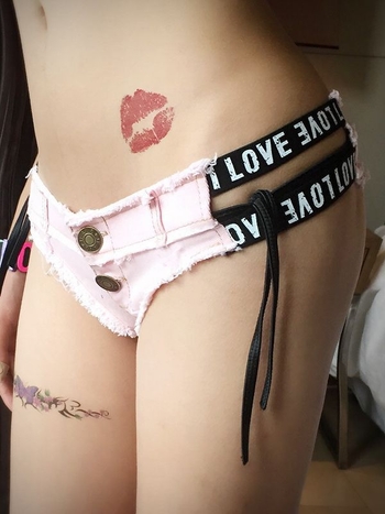 Denim rövidnadrág, alacsony derék, szoros fazon, hárompont hossz, egyenes szár stílus