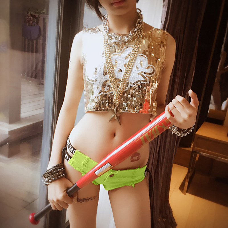 Denim rövidnadrág, alacsony derék, szoros fazon, hárompont hossz, egyenes szár stílus