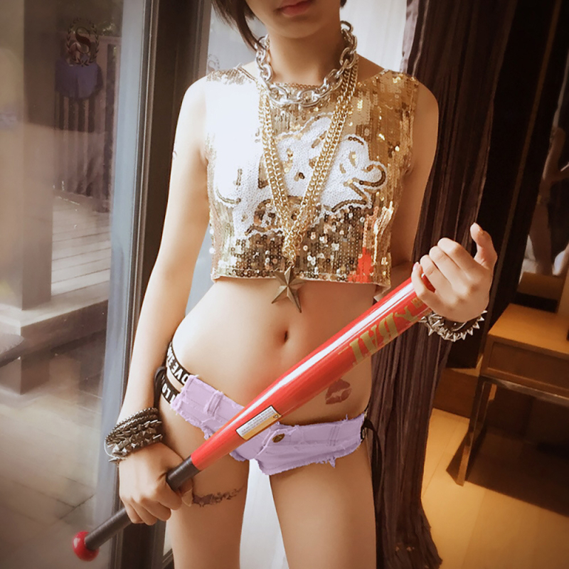 Denim rövidnadrág, alacsony derék, szoros fazon, hárompont hossz, egyenes szár stílus