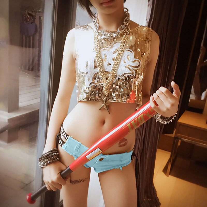 Denim rövidnadrág, alacsony derék, szoros fazon, hárompont hossz, egyenes szár stílus