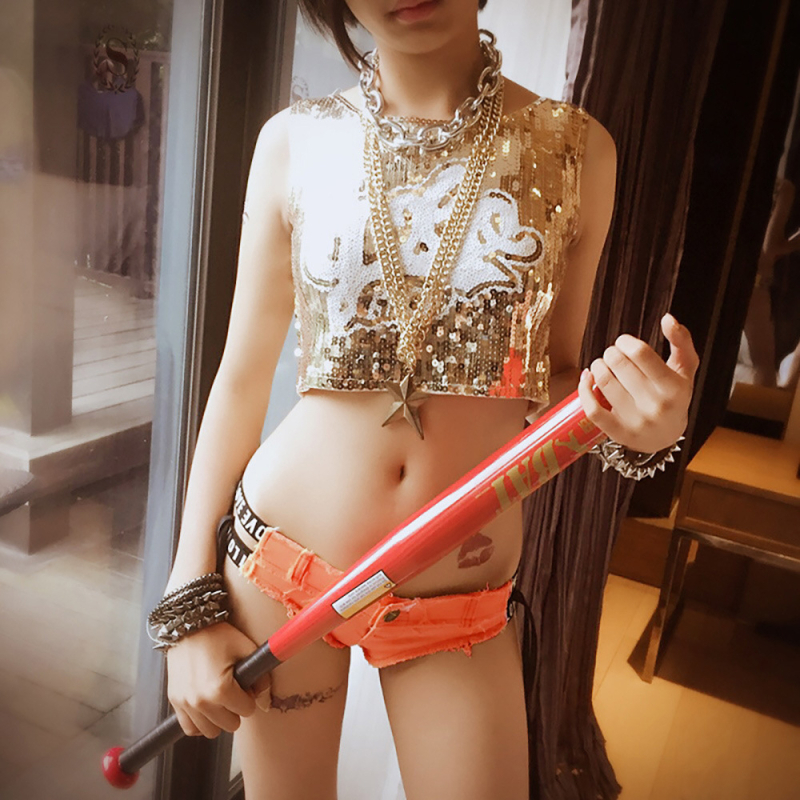 Denim rövidnadrág, alacsony derék, szoros fazon, hárompont hossz, egyenes szár stílus