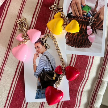 Réz kulcstartó és táskadísz, szív alakú, gyanta gyöngy akcentussal; minták Szív/Vízcső/Zengő; stílus Személyes Trend; 2025 nyár