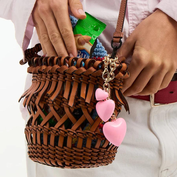 Réz kulcstartó és táskadísz, szív alakú, gyanta gyöngy akcentussal; minták Szív/Vízcső/Zengő; stílus Személyes Trend; 2025 nyár