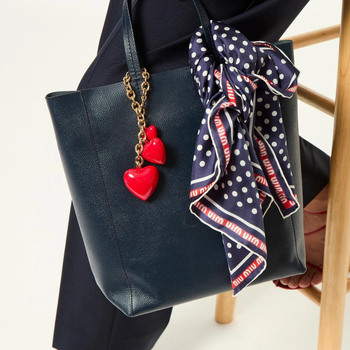 Réz kulcstartó és táskadísz, szív alakú, gyanta gyöngy akcentussal; minták Szív/Vízcső/Zengő; stílus Személyes Trend; 2025 nyár