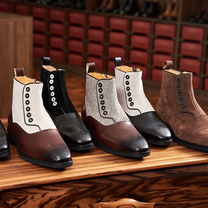 Férfi Chelsea bőrcsizma brit stílusban télre; vamp: első réteg tehénbőrből; belső és talpbetét disznó bőrből; talp: gumi; négyszögletes orr; alacsony sarok 1–3 cm; oldalsó cipzár.