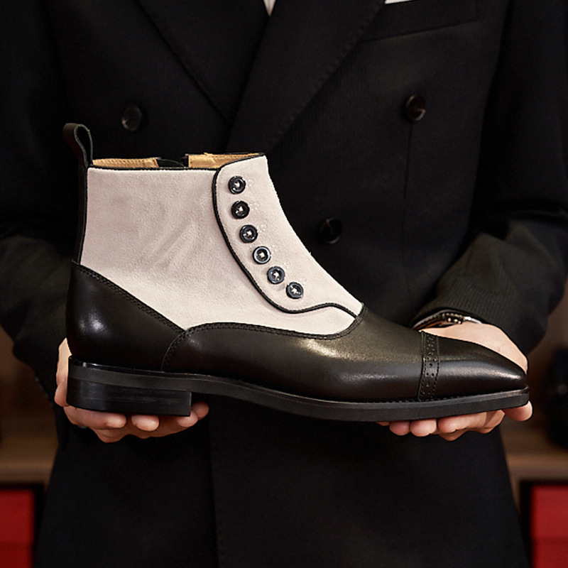 Férfi Chelsea bőrcsizma brit stílusban télre; vamp: első réteg tehénbőrből; belső és talpbetét disznó bőrből; talp: gumi; négyszögletes orr; alacsony sarok 1–3 cm; oldalsó cipzár.