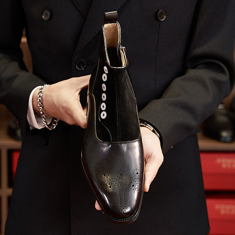 Férfi Chelsea bőrcsizma brit stílusban télre; vamp: első réteg tehénbőrből; belső és talpbetét disznó bőrből; talp: gumi; négyszögletes orr; alacsony sarok 1–3 cm; oldalsó cipzár.