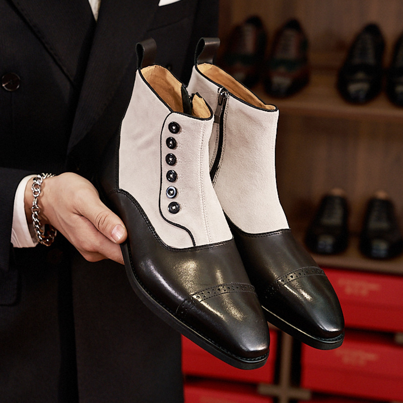 Férfi Chelsea bőrcsizma brit stílusban télre; vamp: első réteg tehénbőrből; belső és talpbetét disznó bőrből; talp: gumi; négyszögletes orr; alacsony sarok 1–3 cm; oldalsó cipzár.