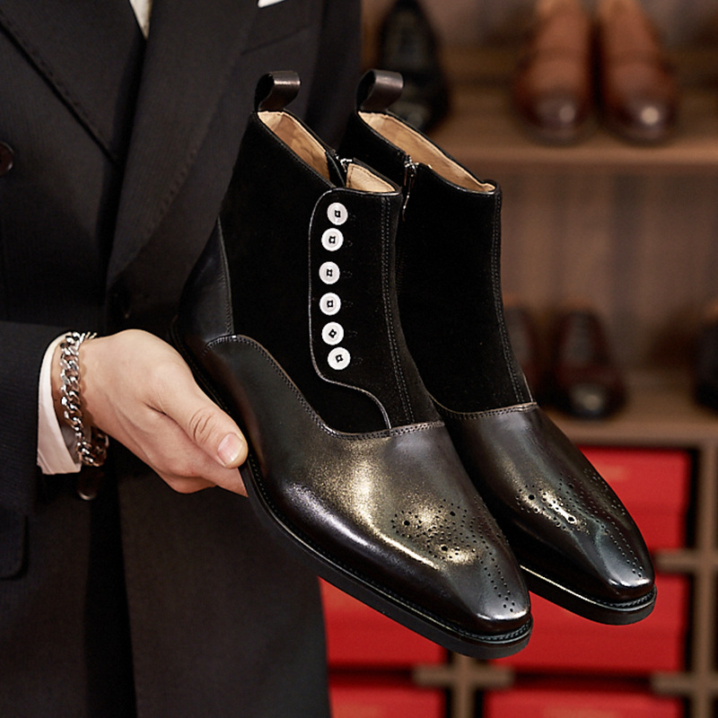 Férfi Chelsea bőrcsizma brit stílusban télre; vamp: első réteg tehénbőrből; belső és talpbetét disznó bőrből; talp: gumi; négyszögletes orr; alacsony sarok 1–3 cm; oldalsó cipzár.