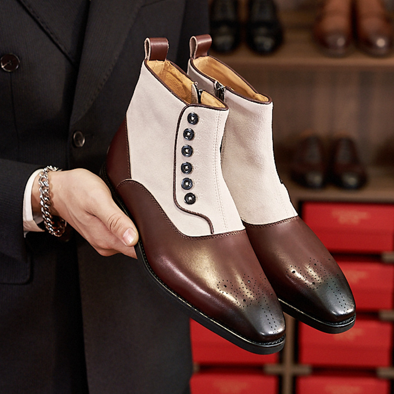 Férfi Chelsea bőrcsizma brit stílusban télre; vamp: első réteg tehénbőrből; belső és talpbetét disznó bőrből; talp: gumi; négyszögletes orr; alacsony sarok 1–3 cm; oldalsó cipzár.