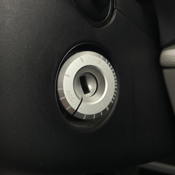 Audi belső kiegészítők: világító gyújtógyűrű és kulcslyuk díszítés A1/A3/Q3/Q2L/TT modellekhez, fém, testreszabás elérhető