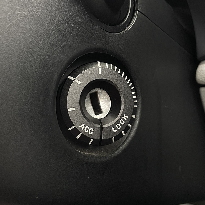 Audi belső kiegészítők: világító gyújtógyűrű és kulcslyuk díszítés A1/A3/Q3/Q2L/TT modellekhez, fém, testreszabás elérhető